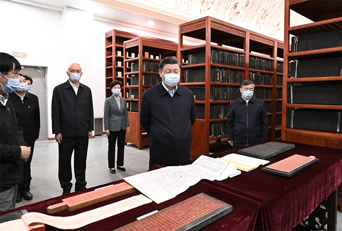習近平1日下午在中國國家版本館考察時，在蘭臺洞庫了解館藏精品版本保存情況