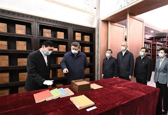 習近平1日下午在中國國家版本館考察時，在蘭臺洞庫了解館藏精品版本保存情況